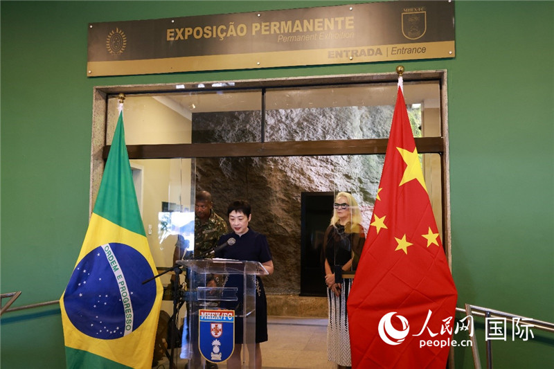 中國駐里約總領(lǐng)事田敏在攝影展開幕式上致辭。 人民網(wǎng)記者 陳海琪攝