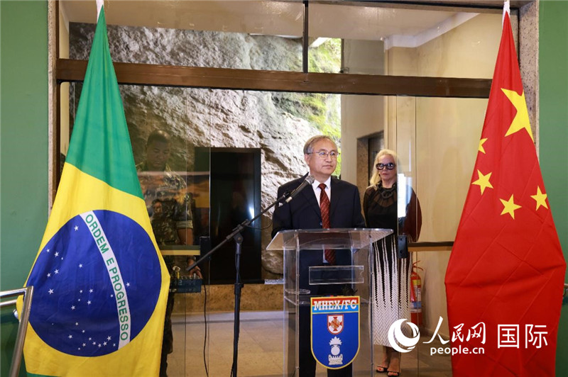 中國攝影家協(xié)會駐會副主席鄭更生在攝影展開幕式上致辭。 人民網(wǎng)記者 陳海琪攝