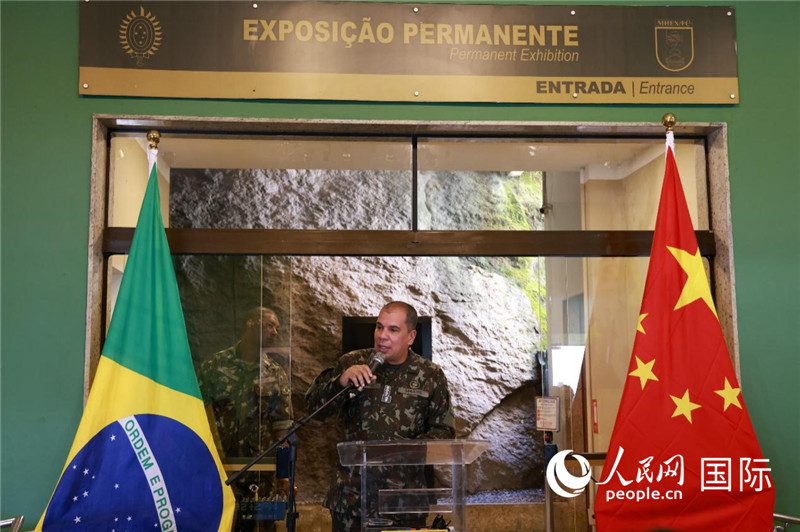科帕卡瓦納要塞司令亞歷山大·羅伯托在攝影展開幕式上致辭。 人民網(wǎng)記者 陳海琪攝