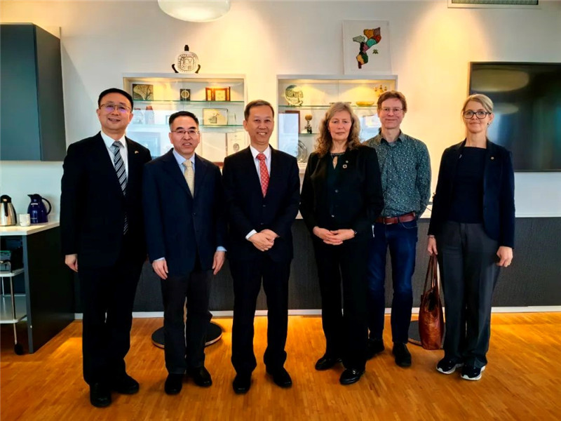 中國(guó)駐瑞典大使崔愛(ài)民（左三）會(huì)見(jiàn)瑞典農(nóng)業(yè)大學(xué)校長(zhǎng)薇迪（左四）。中國(guó)駐瑞典大使館供圖。