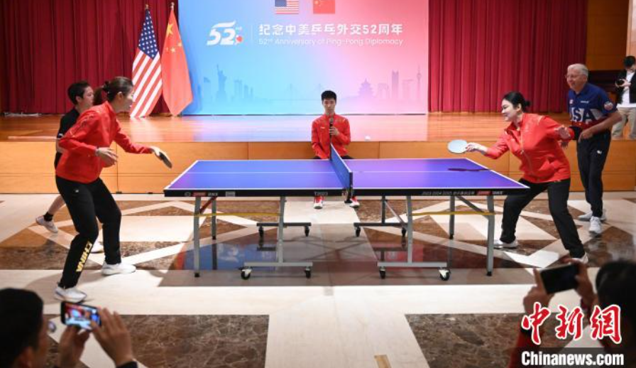 當?shù)貢r間12月13日，中國駐美使館在華盛頓舉辦慶祝活動紀念中美乒乓外交52周年。圖為丁寧、劉偉、戴爾等中美運動員上演混雙表演賽。中新社記者 陳孟統(tǒng) 攝