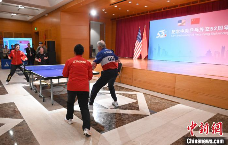 當?shù)貢r間12月13日，中國駐美使館在華盛頓舉辦慶?；顒蛹o念中美乒乓外交52周年。圖為丁寧、劉偉、戴爾等中美運動員上演混雙表演賽。中新社記者 陳孟統(tǒng) 攝