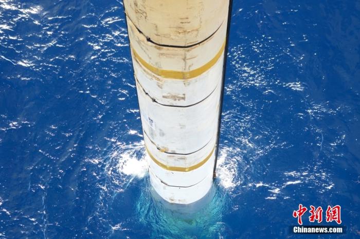 鉆井平臺上伸入海中的設(shè)備。<a target='_blank' href='/' _fcksavedurl='/' ><p  align=
