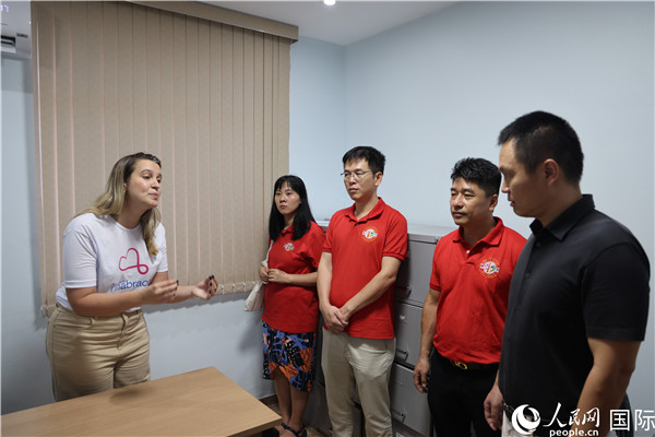 王尉育等人參觀并了解協(xié)會(huì)活動(dòng)場所及設(shè)施。人民網(wǎng)記者 時(shí)元皓攝