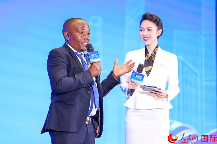 來自烏干達(dá)坎帕拉—恩德培機(jī)場高速公路項(xiàng)目的赫爾曼（左）被評為中國交建共建“一帶一路”最美外籍建設(shè)者之一。人民網(wǎng)記者 趙益普攝