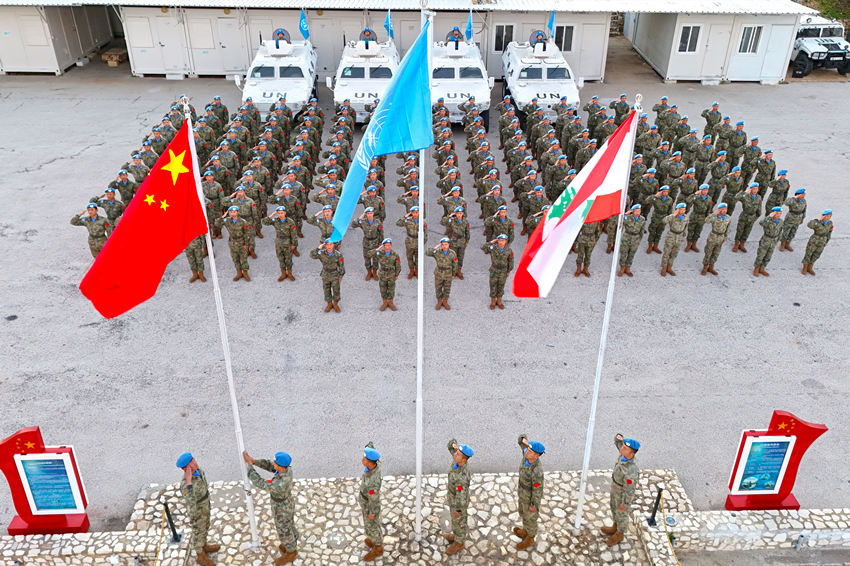 1月1日，中國第22批赴黎巴嫩維和官兵們舉行升旗儀式。胡光明攝