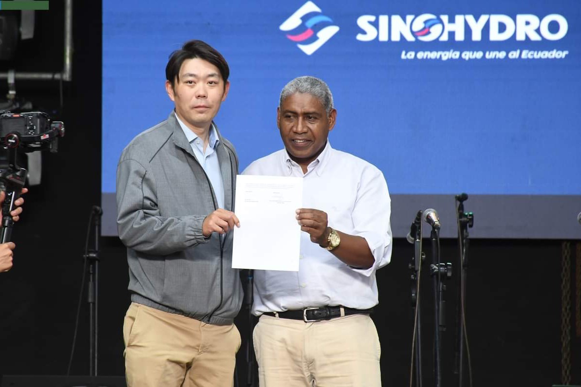 中國(guó)電建厄瓜多爾國(guó)別代表白納（左）代表中國(guó)電建向厄瓜多爾埃爾查科市康復(fù)中心捐贈(zèng)了一批康復(fù)器材，埃爾查科市市長(zhǎng)奧斯卡·德拉克魯斯·卡瓦蒂霍（右）對(duì)中國(guó)企業(yè)的善舉表示感謝。中國(guó)電建厄瓜多爾代表處供圖