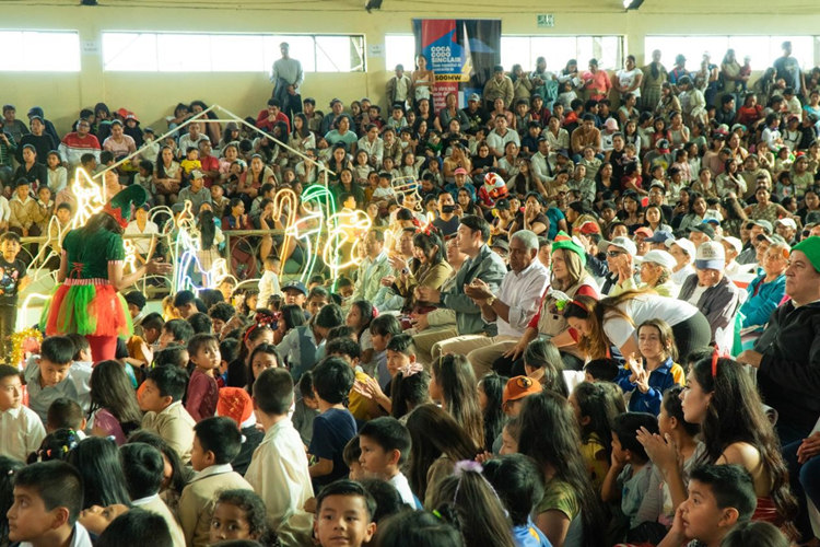 捐贈(zèng)儀式在埃爾查科市中心的體育館舉行。中國(guó)電建厄瓜多爾代表處提供圖