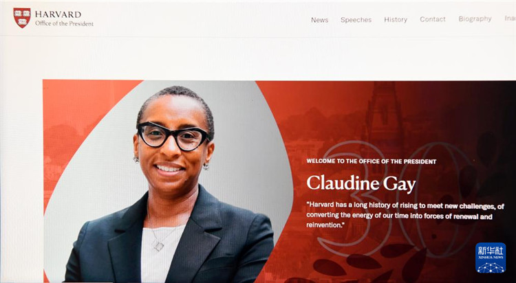 美國(guó)媒體1月2日?qǐng)?bào)道，哈佛大學(xué)校長(zhǎng)蓋伊宣布辭職。這是1月2日拍攝的有蓋伊照片的哈佛大學(xué)官網(wǎng)校長(zhǎng)辦公室頁(yè)面。新華社記者李睿 攝