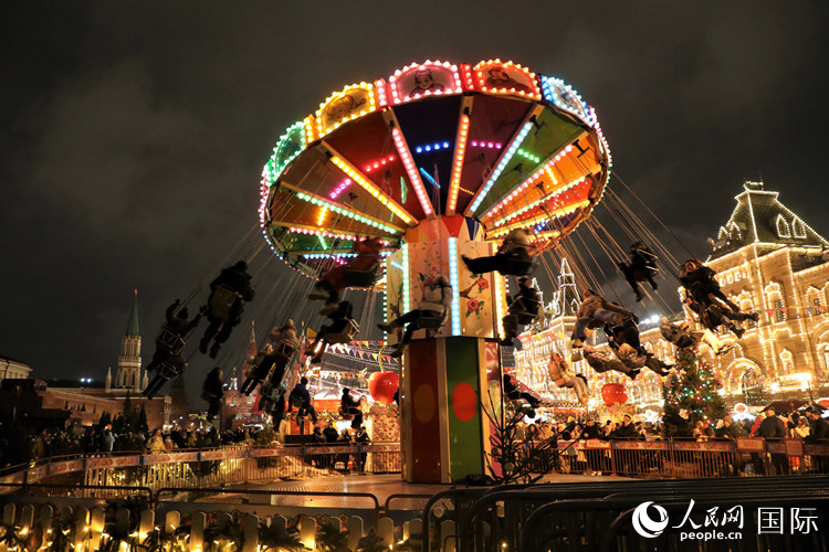 位于莫斯科紅場中央的“古姆”新年集市。人民網(wǎng)記者 隋鑫攝