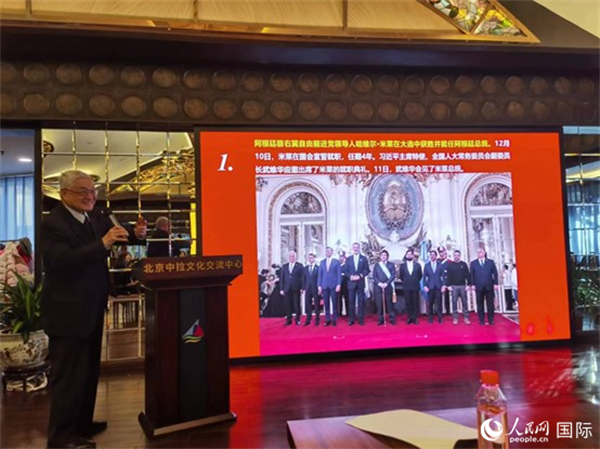 中國社會科學(xué)院榮譽(yù)學(xué)部委員、研究員徐世澄就評選結(jié)果進(jìn)行點(diǎn)評。人民網(wǎng)記者 魯揚(yáng)攝