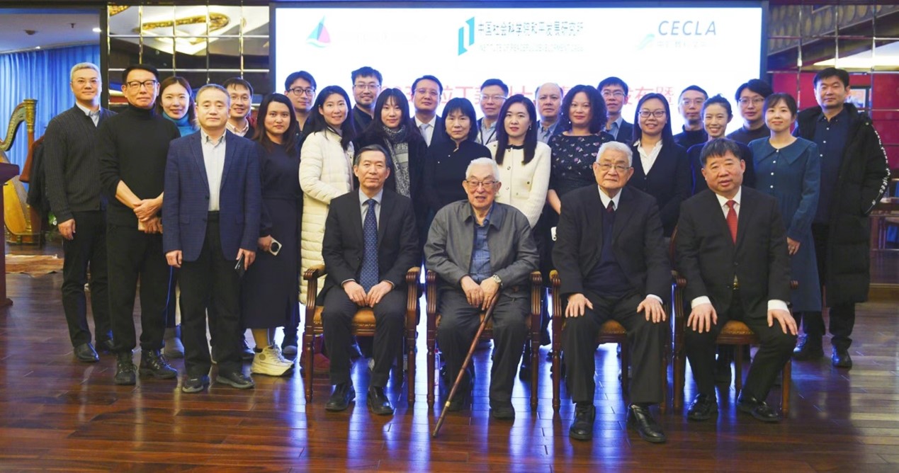 與會專家學(xué)者舉行合影。主辦方供圖