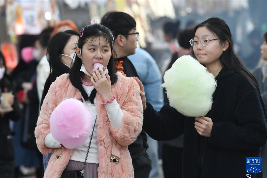 1月5日，在日本名古屋市第18屆“名古屋中國(guó)春節(jié)祭”上，游客品嘗棉花糖。新華社記者 岳晨星 攝