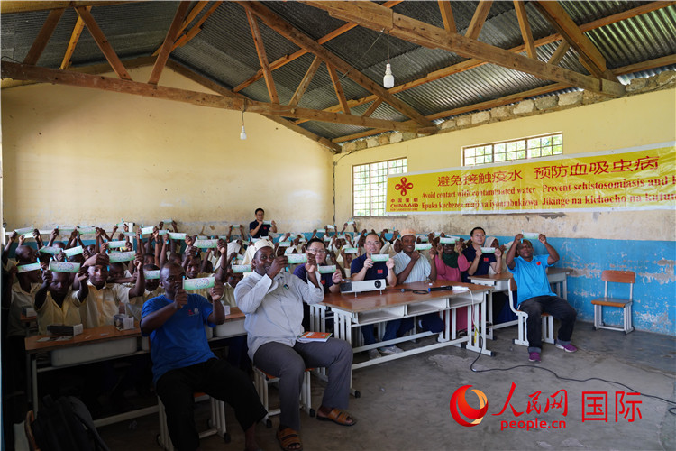 中國專家組走進(jìn)姆坦噶尼小學(xué)開展血吸蟲病防治健康教育。人民網(wǎng)記者 黃煒鑫攝