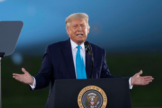 這是2020年9月3日時任美國總統(tǒng)特朗普在美國賓夕法尼亞州拉特羅布參加競選集會的資料照片。新華社記者劉杰攝