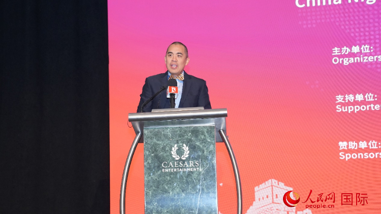 內(nèi)華達(dá)州副州長(zhǎng)辦公室幕僚長(zhǎng)魯?shù)稀づ撩鲌D安在論壇致辭。人民網(wǎng)記者 鄧圩攝