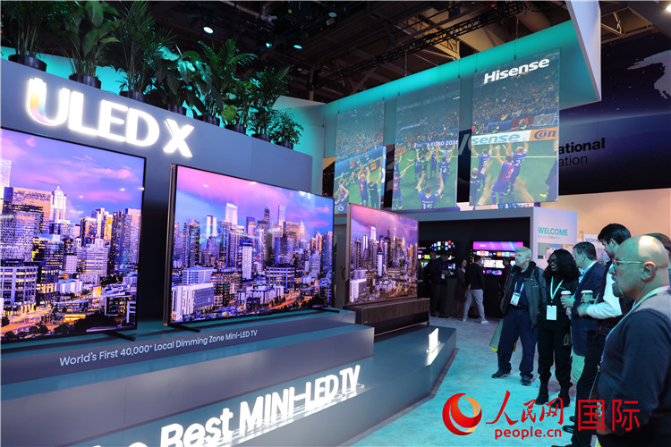 在2024年美國(guó)消費(fèi)電子展上，人們駐足觀看中國(guó)企業(yè)海信推出的ULED X系列電視110UX，該產(chǎn)品獲得“2024年美國(guó)消費(fèi)電子展創(chuàng)新獎(jiǎng)”。人民網(wǎng)記者 李志偉攝