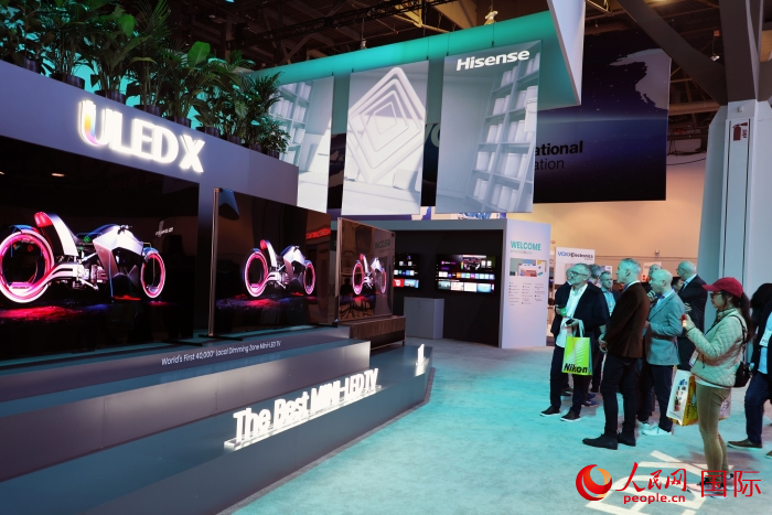 海信在此次展會(huì)上推出ULED X系列電視110UX，是全球首臺(tái)4萬+分區(qū)MiniLED電視，斬獲2024年美國(guó)消費(fèi)電子展創(chuàng)新獎(jiǎng)。人民網(wǎng)記者 李志偉攝
