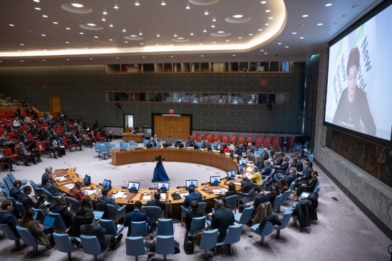 這是2023年11月20日在位于紐約的聯(lián)合國(guó)總部拍攝的安理會(huì)“共同發(fā)展促進(jìn)持久和平”公開辯論會(huì)現(xiàn)場(chǎng)。中國(guó)作為輪值主席，倡議聯(lián)合國(guó)安理會(huì)20日舉行主題為“共同發(fā)展促進(jìn)持久和平”的公開辯論會(huì)。新華社發(fā)（聯(lián)合國(guó)供圖/埃斯金德·德貝卜攝）