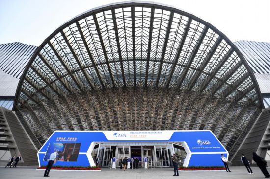 2023年10月30日，參會(huì)嘉賓步入長(zhǎng)沙國(guó)際會(huì)議中心。當(dāng)日，以“全球發(fā)展 共享安全”為主題的博鰲亞洲論壇全球經(jīng)濟(jì)發(fā)展與安全論壇第二屆大會(huì)在湖南長(zhǎng)沙開幕。新華社記者 陳振海 攝