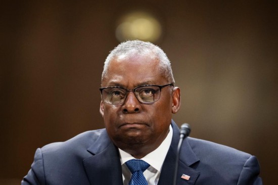 這是2023年10月31日，在美國(guó)首都華盛頓國(guó)防部長(zhǎng)奧斯汀出席國(guó)會(huì)聽(tīng)證會(huì)。新華社記者劉杰攝