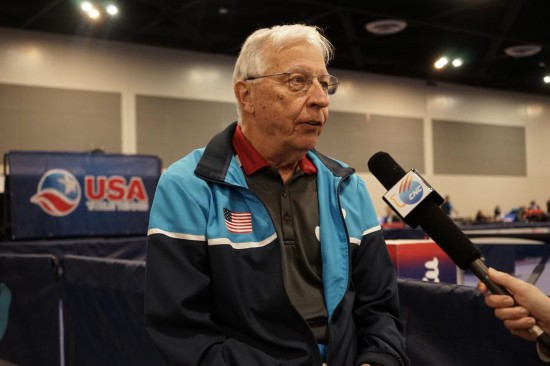 2023年12月16日，中美“乒乓外交”親歷者戴爾·斯威里斯在2023年美國(guó)乒乓球公開賽老年組比賽間隙接受新華社記者專訪。