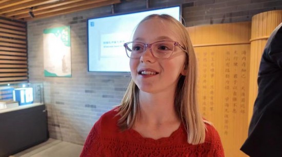 美國(guó)猶他州小學(xué)生米麗婭姆·居布萊接受記者采訪。