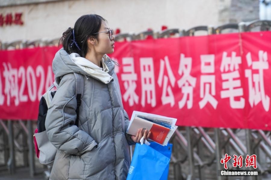 2023年11月26日，山西省太原市，考生步入考場。當(dāng)日，中央機(jī)關(guān)及其直屬機(jī)構(gòu)2024年度考試錄用公務(wù)員公共科目筆試舉行。<a target='_blank' href='/'><p  align=