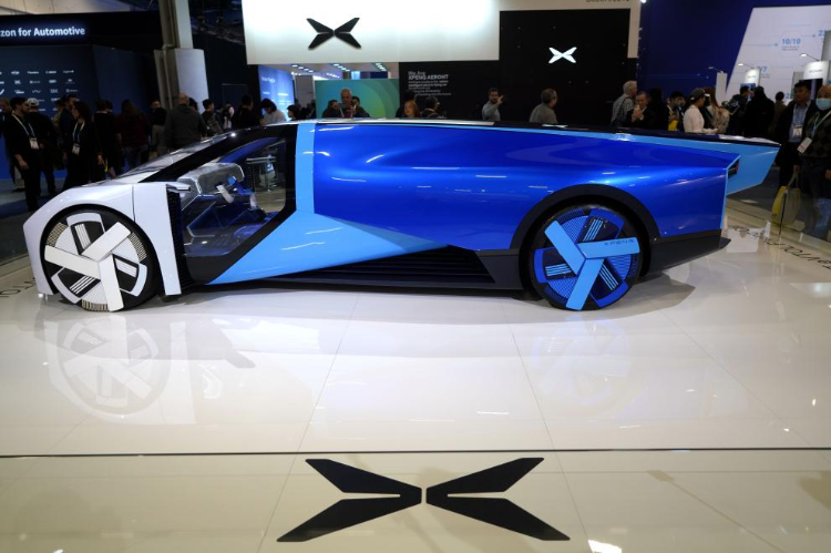 1月11日，人們在美國拉斯維加斯消費電子展小鵬公司展臺觀看電動飛行汽車Aeroht。新華社記者吳曉凌攝