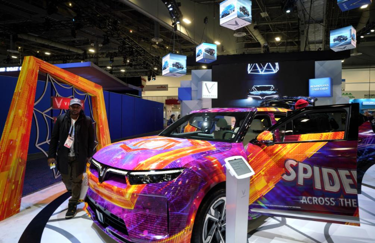 1月11日，人們在美國拉斯維加斯消費電子展越南電動汽車制造商VinFast展臺參觀。新華社記者吳曉凌攝