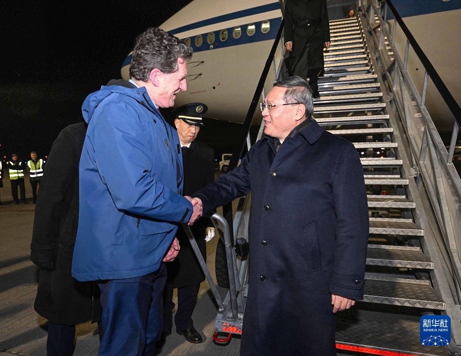 當?shù)貢r間1月16日晚，應(yīng)愛爾蘭總理瓦拉德卡邀請，國務(wù)院總理李強乘包機抵達都柏林國際機場，開始對愛爾蘭進行正式訪問。愛爾蘭環(huán)境、氣候與通訊部長兼交通部長瑞安等到機場迎接。新華社記者 饒愛民 攝