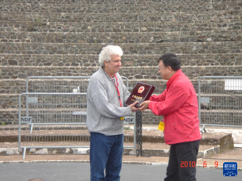 這是2010年帕特里克·索米耶（圖左）獲頒北京市人民政府授予的“長城友誼獎”時的資料照片。新華社發(fā)（受訪對象供圖）