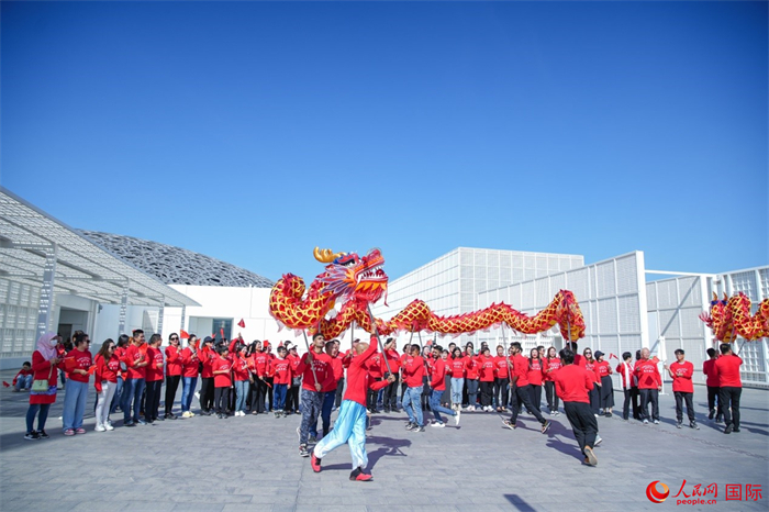 舞龍表演。人民網(wǎng) 塔里克·易卜拉欣攝