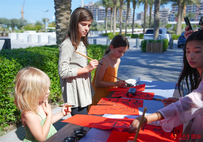 小朋友體驗書法創(chuàng)作。人民網(wǎng) 塔里克·易卜拉欣攝