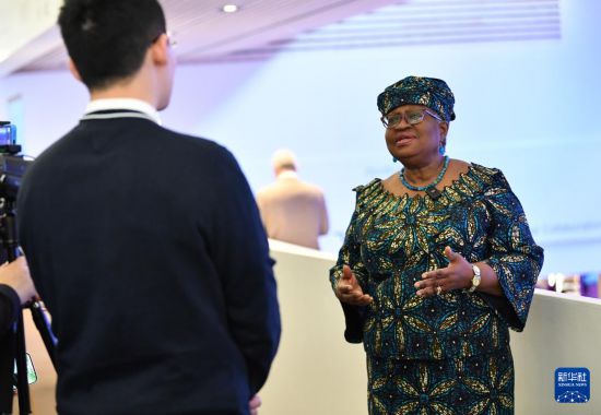 1月18日，世界貿(mào)易組織總干事伊維拉在瑞士達沃斯舉行的世界經(jīng)濟論壇2024年年會期間接受新華社記者專訪。新華社記者 連漪 攝