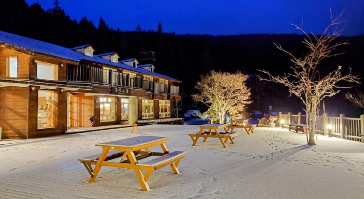 位在宜蘭縣內(nèi)的太平山森林游樂區(qū)23日凌晨開始下雪，園區(qū)翠峰山屋前一片雪白。圖片來源：臺(tái)灣“中央社”。