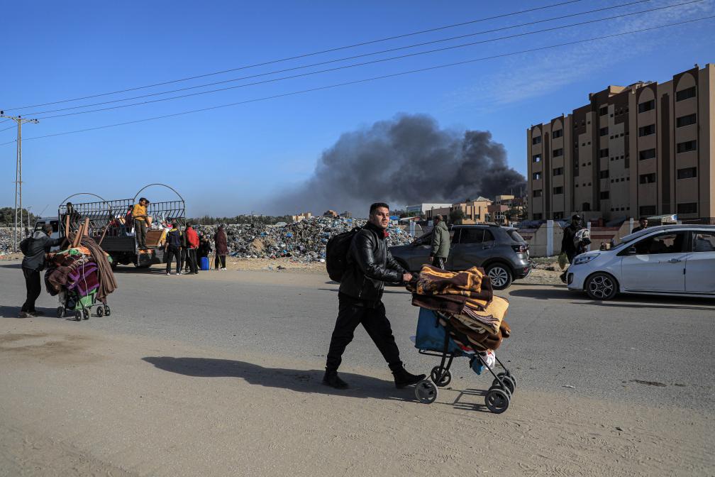 1月22日，在加沙地帶南部城市汗尤尼斯，人們逃離家園。新華社發(fā)（里澤克·阿卜杜勒賈瓦德攝）