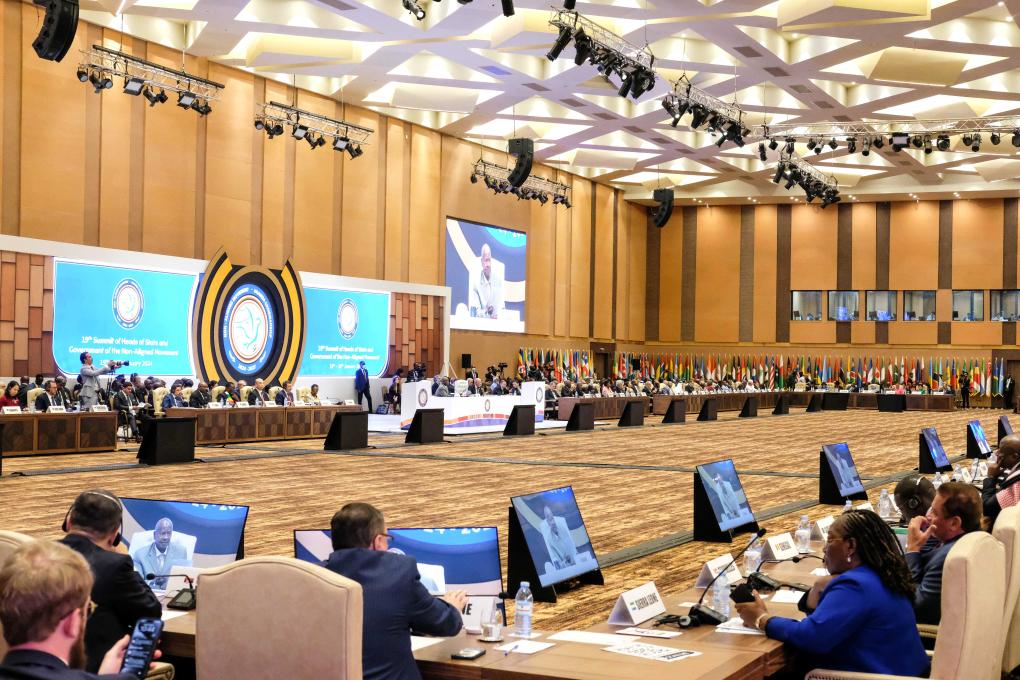 這是1月19日在烏干達(dá)首都坎帕拉拍攝的不結(jié)盟運(yùn)動(dòng)第19次峰會(huì)開(kāi)幕式現(xiàn)場(chǎng)。新華社發(fā)（阿佳拉·納瓦達(dá)攝）