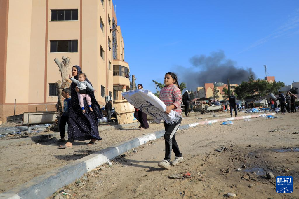 1月22日，加沙地帶南部城市汗尤尼斯遭到以軍攻擊后升起濃煙。新華社發(fā)（里澤克·阿卜杜勒賈瓦德攝）