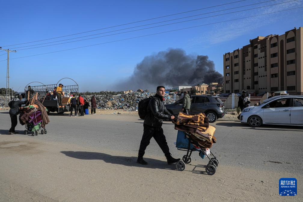 1月22日，在加沙地帶南部城市汗尤尼斯，人們逃離家園。新華社發(fā)（里澤克·阿卜杜勒賈瓦德攝）