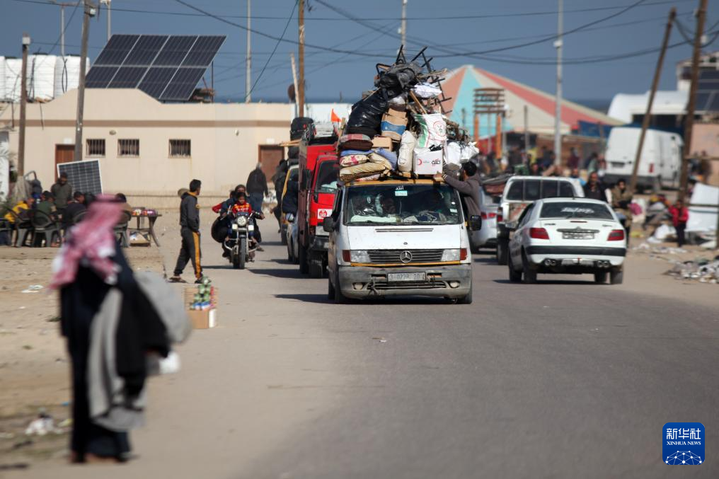1月22日，在加沙地帶南部城市汗尤尼斯，人們逃離家園。新華社發(fā)（里澤克·阿卜杜勒賈瓦德攝）