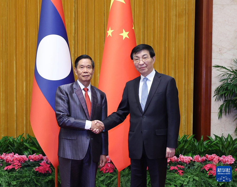 1月22日，中共中央政治局常委、全國政協(xié)主席王滬寧在北京會(huì)見老撾人民革命黨中央政治局委員、建國陣線中央委員會(huì)主席辛拉馮。新華社記者 王曄 攝