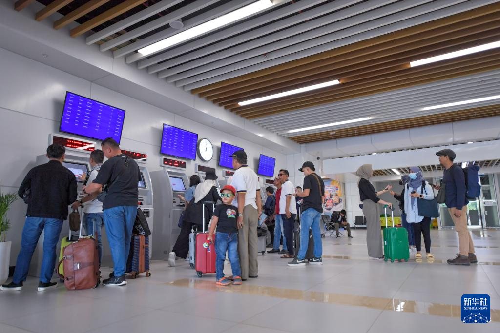 1月24日，在印度尼西亞雅加達(dá)哈利姆站，乘客使用自助取票機(jī)。新華社記者 徐欽 攝