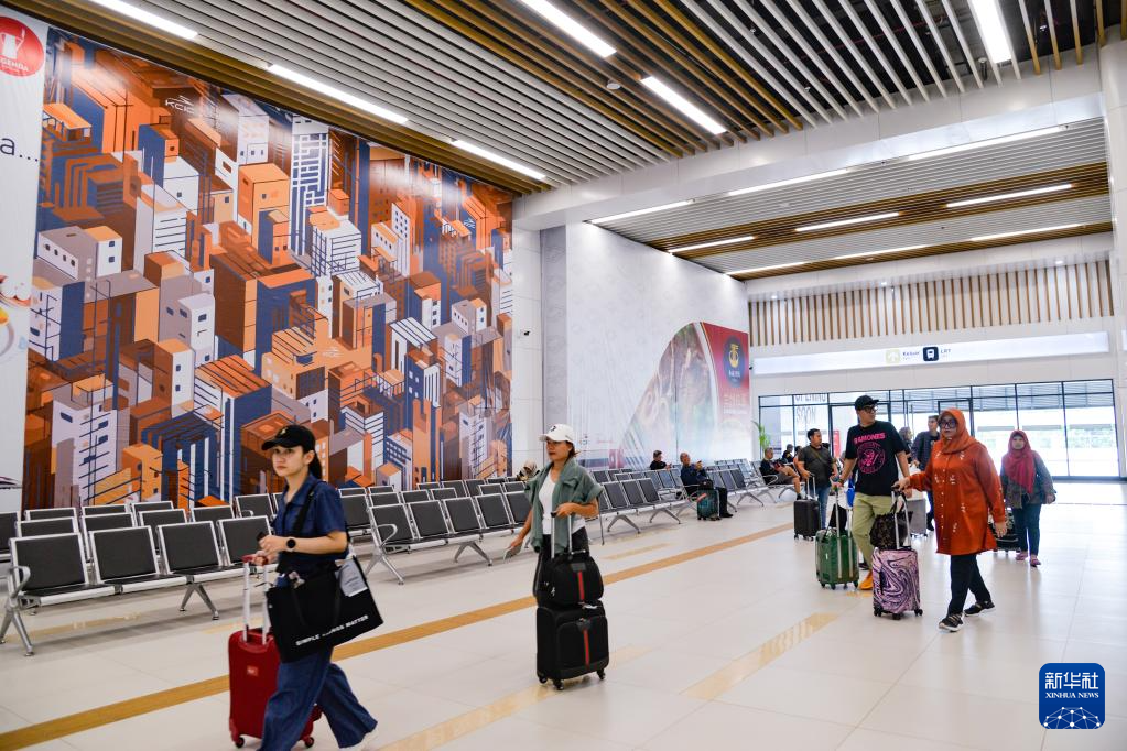 1月24日，在印度尼西亞雅加達(dá)哈利姆站，乘客在候車大廳內(nèi)行走。新華社記者 徐欽 攝