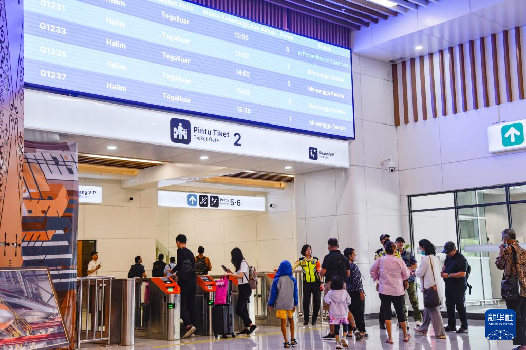 1月24日，在印度尼西亞雅加達(dá)哈利姆站候車大廳，乘客刷票前往站臺。新華社記者 徐欽 攝