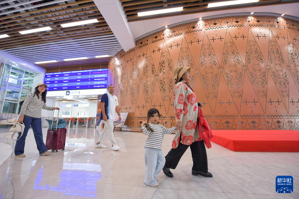 1月24日，在印度尼西亞雅加達(dá)哈利姆站，乘客在候車大廳內(nèi)行走。新華社記者 徐欽 攝