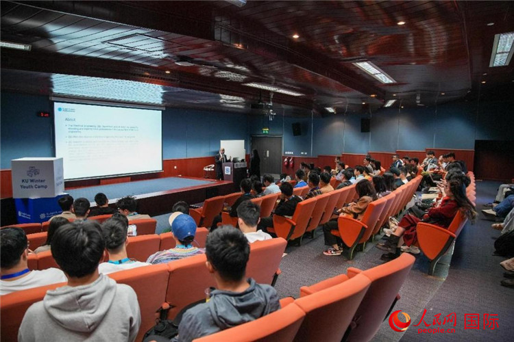 圖為23日，中國(guó)學(xué)生在聽(tīng)取講座。人民網(wǎng)塔里克·易卜拉欣攝