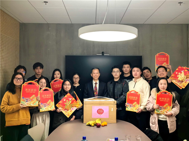 中國駐瑞典大使崔愛民看望慰問瑞典隆德大學(xué)中國留學(xué)生。中國駐瑞典大使館供圖