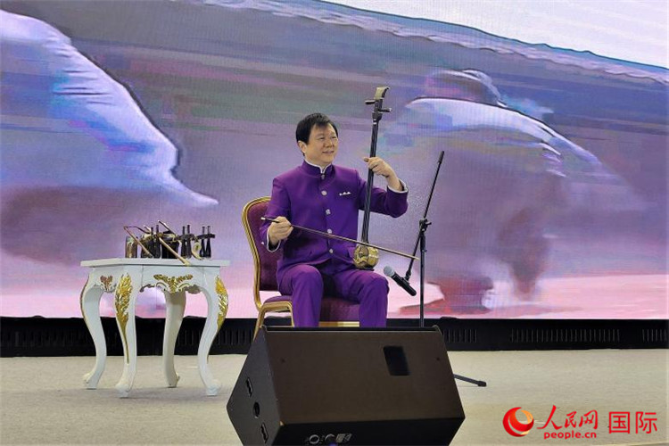 二胡演奏家、國家一級演員王之輝演奏《新春樂》。人民網(wǎng)記者 于宏建攝