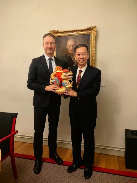 中國(guó)駐瑞典大使崔愛民（右）會(huì)見瑞典外交部外貿(mào)總司長(zhǎng)嚴(yán)波（左）。中國(guó)駐瑞典大使館供圖